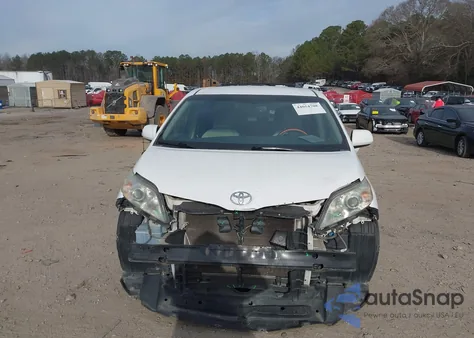 2013 Toyota Sienna Le V6 8 Passenger z USA, uszkodzony, nr VIN 5TDKK3DC3DS388045
